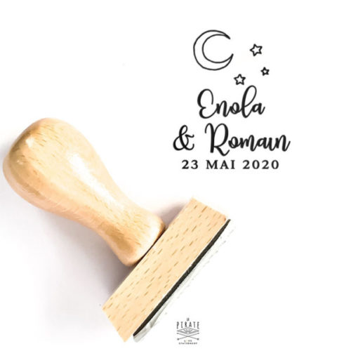 Tampon mariage to the moon and back personnalisé de vos prénoms et date de mariage, motif lune et étoiles pour ce tampon mariage en bois - La Pirate