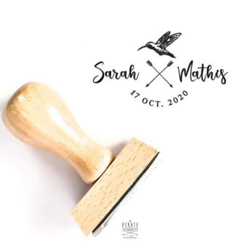 Tampon Mariage en bois Personnalisé de vos prénoms et date de mariage, surmonté d'un oiseau dessiné à la main et flèche boho croisées - La Pirate