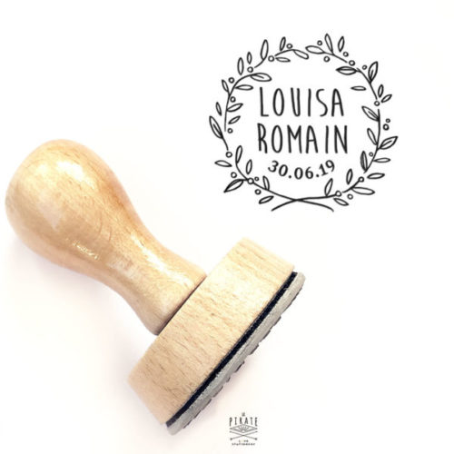 Tampon Mariage Couronne d'Olivier en bois, personnalisé de vos prénoms et la date du mariage - La Pirate