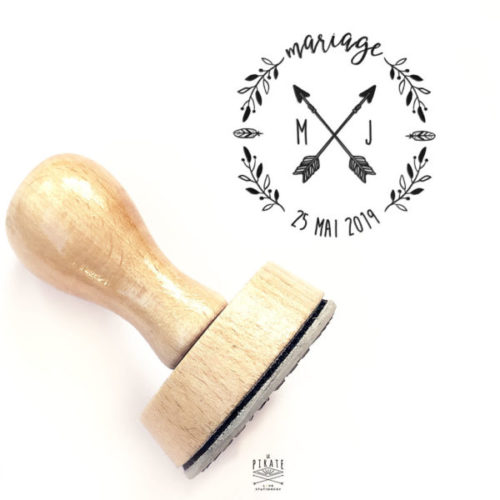 Tampon mariage bohème et ethnique, Flèches et plumes pour ce modèle indian vintage, personnalisé de vos Initiales et date de mariage, cerclés d'une couronne végétale - La Pirate