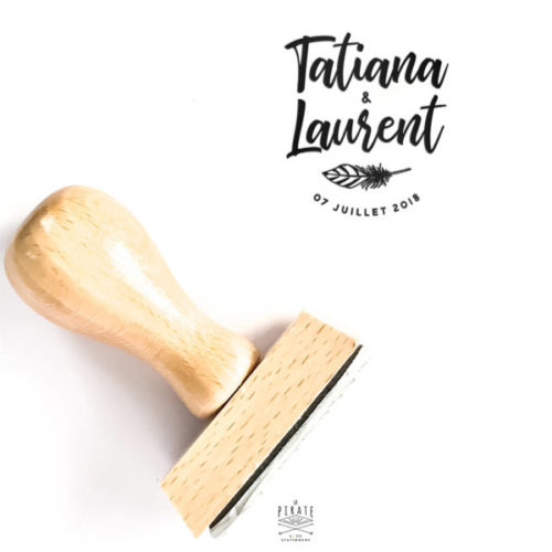 Tampon mariage plume, personnalisé de vos prénoms et date de mariage, pour tout tamponner sur le thème vintage - La Pirate