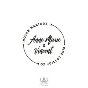 Tampon mariage rond, cerclé de flèches vintage. Ce tampon en bois est personnalisé de vos prénoms et la date de votre grand jour - La Pirate