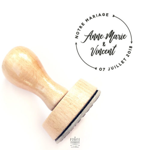 Tampon mariage rond, cerclé de flèches vintage. Ce tampon en bois est personnalisé de vos prénoms et la date de votre grand jour - La Pirate