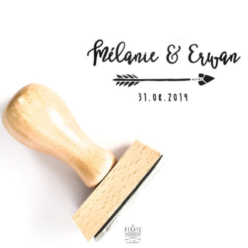 Tampon mariage ethnique à personnaliser. Tampon en bois illustré de vos prénoms et date de mariage pour estampiller la papeterie et déco de votre mariage ethnique chic - La Pirate