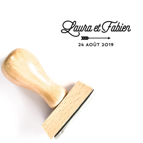 Tampon mariage flèche vintage en bois personnalisé des prénoms et date, illustré d'une flèche vintage - La Pirate