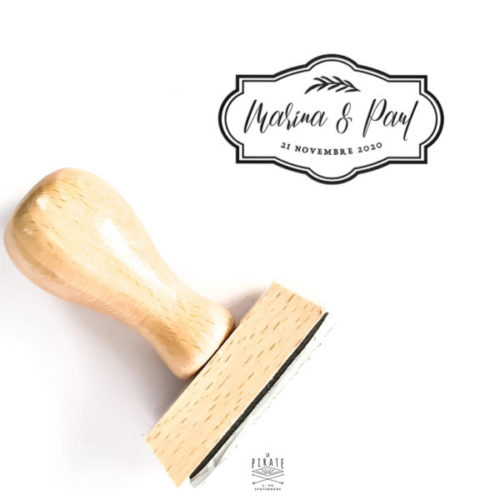 Tampon mariage personnalisé dans le style baroque, cadre ornemental et touche végétale. Tampon en bois pour vos DIY mariage, décoration de vos enveloppes de faire-part, cadeaux invités, ...