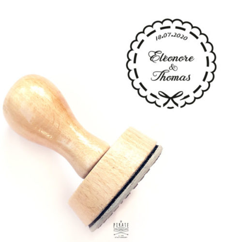 Tampon Mariage perosnnalisé dans le style Shabby chic. Vos prénoms manuscrit et un petit noeud Papillon, inscrits au centre d'un macaron dentelé - La Pirate