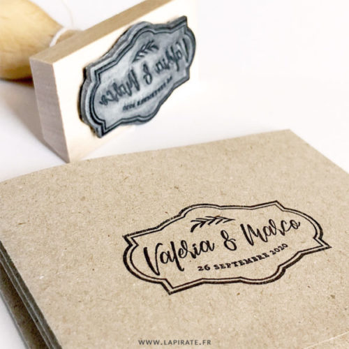Tampon mariage baroque, personnalisé avec vos prénoms manuscrits et date de mariage.