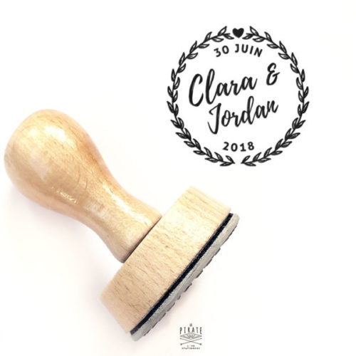 Tampon Mariage Couronne Champêtre en bois. Tampon mariage personnalisé de vos prénoms et date de mariage - La Pirate