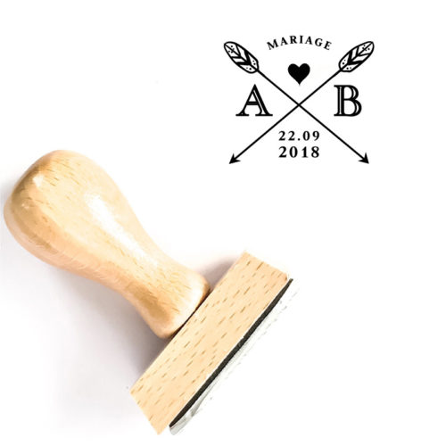 Tampon Mariage en bois personnalisé de vos initiales et date de mariage, de part et d'autre de ses flèches croisées et coeur - La Pirate