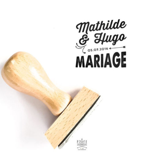 Ajoutez ce joli tampon personnalisé à la panoplie de votre mariage vintage. Orné de vos prénoms et date de mariage, pour estampiller votre papeterie de manière originale - La Pirate