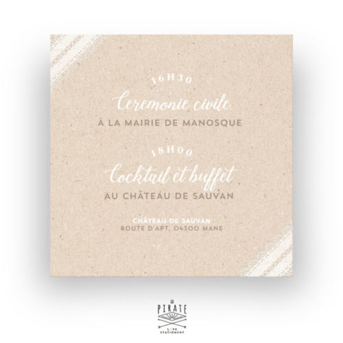 Faire-part mariage dentelle à personnaliser sur fond effet kraft et texte blanc. Programme avec horaires et lieux au verso- La Pirate
