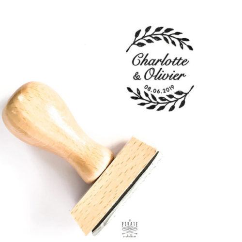 Tampon Mariage Personnalisé avec vos prénoms calligraphié et la date de votre mariage. Tampon en bois cerclé de Branches Champêtres - La Pirate