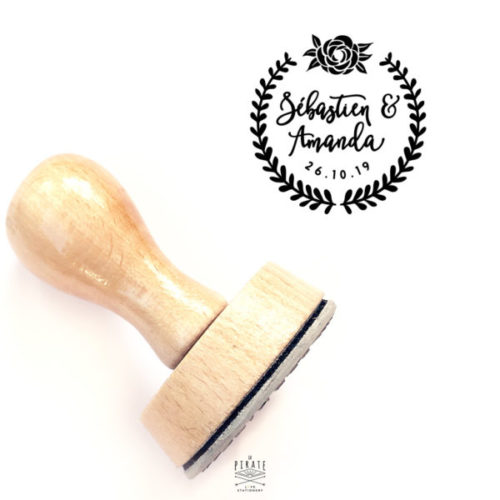 Tampon Mariage orné d'une couronne de laurier surmonté d'une rose, vos prénoms et date, tampon en bois pour votre mariage fleuri, champêtre