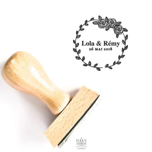 Tampon mariage en bois, sur le thème shabby, avec une couronne fleurie pour votre papeterie de mariage shabby chic - La Pirate