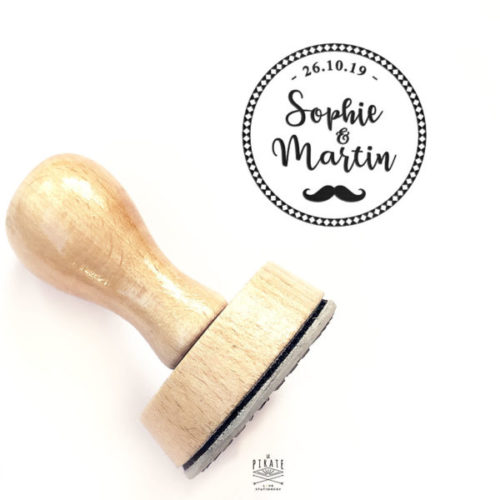 Tampon Mariage Moustache Vintage personnalisé en bois. Tampon mariage rond, illustré de vos prénoms et date de mariage, au dessus d'une moustache vintage, hipster - La Pirate
