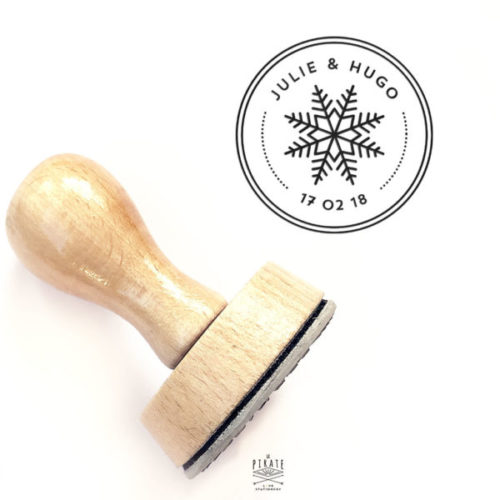 Tampon Mariage Flocon à personnaliser pour votre Mariage en Hiver, Hivernal. tampon bois rond, avec vos prénoms et la date de mariage - La Pirate