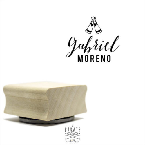 Tampon en bois personnalisé du prénom et nom de votre enfant et motif tipi. Tampon encreur avec monture sans manche, pratique pour les enfants. A offrir pour la rentrée des classes - La Pirate
