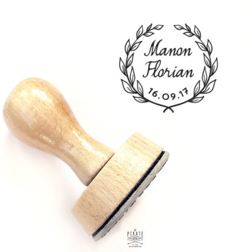 Tampon Mariage Couronne de Laurier, tampon mariage en bois personnalisé de vos prénoms et date de Mariage, à apposer au dos de vos enveloppes mariage Champêtre - La Pirate