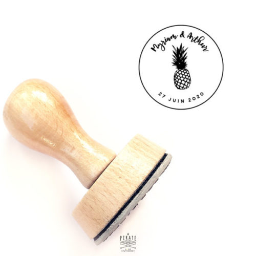 Tampon Mariage Ananas exotique, personnalisé de vos prénoms et date de mariage, motif Ananas pour ce tampon mariage en bois - La Pirate