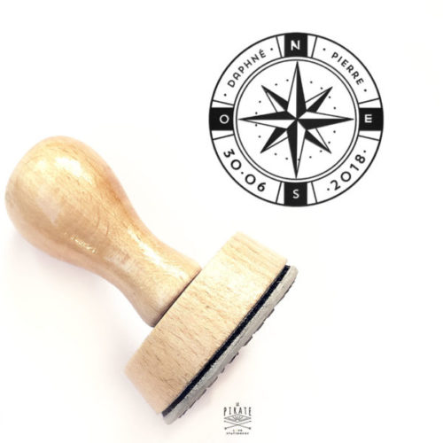 Tampon Mariage Voyage en bois, personnalisé de vos prénoms au coeur de sa Rose des Vents, Boussole pour votre mariage sur le thème voyage, mer
