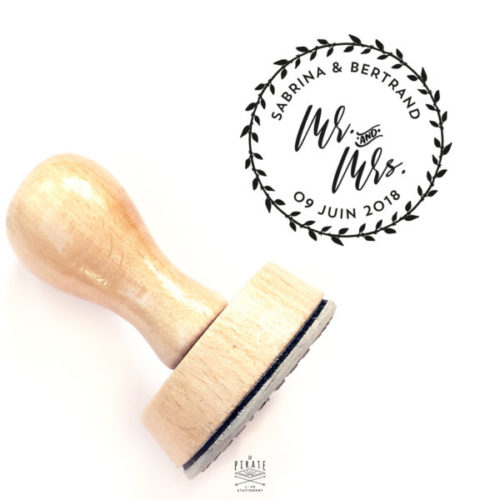 Tampon Mariage Mr And Mrs, tampon mariage en bois personnalisé avec vos prénoms et la date de votre mariage champêtre. Inscription Mr and Mrs au centre, cerclé d'une couronne champêtre - La Pirate
