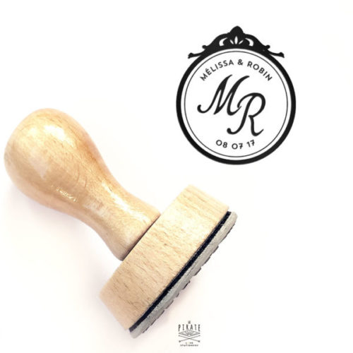 Tampon Mariage Baroque en bois, personnalisé avec vos prénoms et vos initiales ainsi que la date de votre mariage rétro - La Pirate
