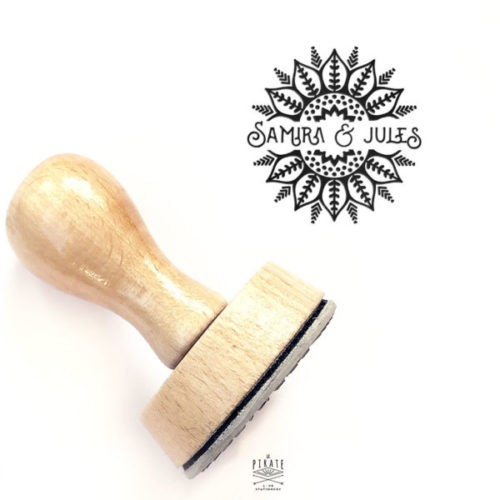 Tampon Mariage oriental en bois personnalisé avec vos prénoms, et couronne motifs arabesque pour votre Mariage Oriental, thème ethnique - La Pirate