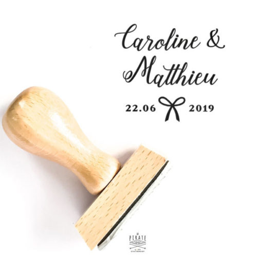 Tampon mariage en bois illustré d'un noeud papillon, à personnaliser avec vos prénoms et la date de votre mariage - La Pirate