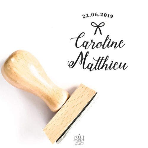 Tampon mariage illustré d'un ruban dentelle, personnalisé de vos prénoms et date de mariage, tampon bois romantique - La Pirate