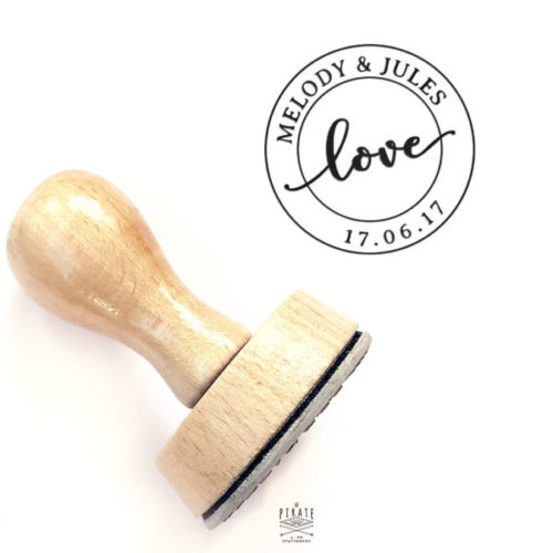 Tampon mariage vintage rond, estampillé Love et personnalisé de vos prénoms et date de mariage, tel un cachet postal romantique et vintage - La Pirate