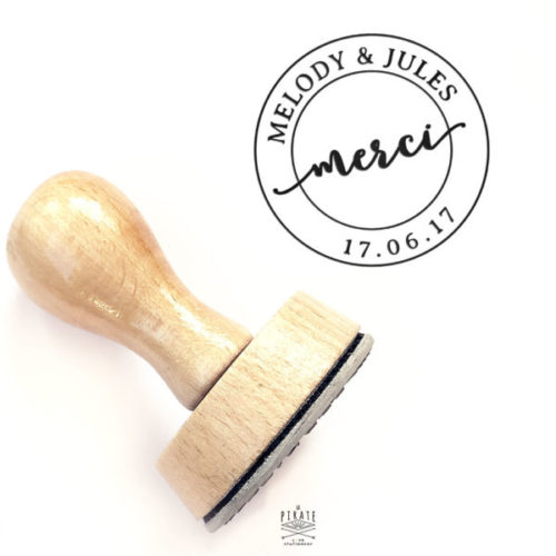 Tampon merci mariage vintage à personnaliser avec vos prénoms et date de mariage, au style d'un cachet postal ce tampon en bois pour vos remerciements mariage vintage - La Pirate