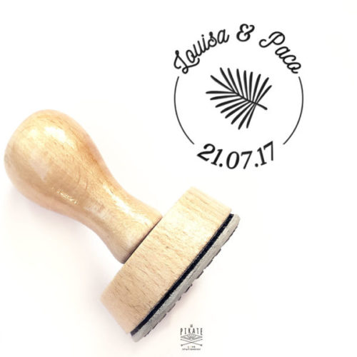 Tampon Mariage rond, en bois, sera personnalisé de vos prénoms et date de mariage, pour décorer la papeterie de votre Exotique, motif feuille de Palmier - Palmista - La Pirate
