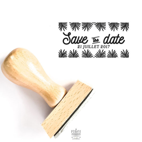 Tampon Save The Date en bois, personnalisé avec la date de votre mariage sur le thème Exotique - Collection Palmista - La Pirate