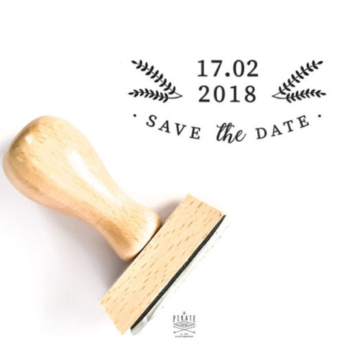Tampon Save The Date mariage Hiver, en bois à personnaliser avec la date de votre mariage sur le thème hivernal, montagne - La Pirate