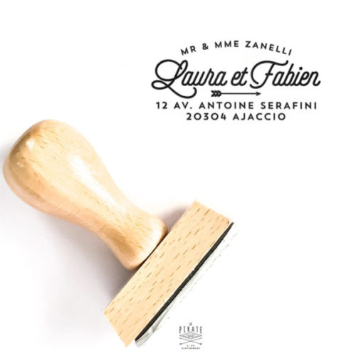 Tampon adresse en bois, motif flèche vintage et prénoms manuscrits. Tampon adresse pour apposer votre adresse au dos de vos enveloppes - La Pirate