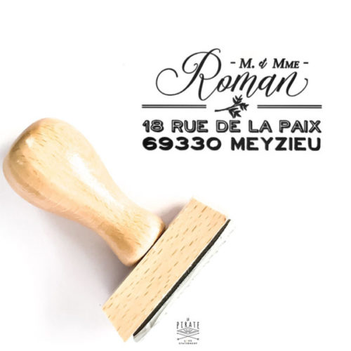 Tampon adresse vintage en bois, à personnaliser en complément de votre papeterie Ardoise et Fleurs, et à apposer au dos de vos enveloppes - La Pirate