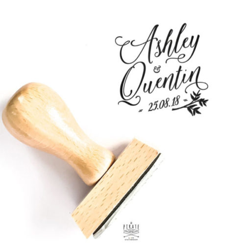Personnalisez ce charmant tampon mariage au design vintage avec vos prénoms et la date de votre mariage dans une sublime calligraphie rétro. Il est agrémenté d'une fine branche pour la touche végétale.