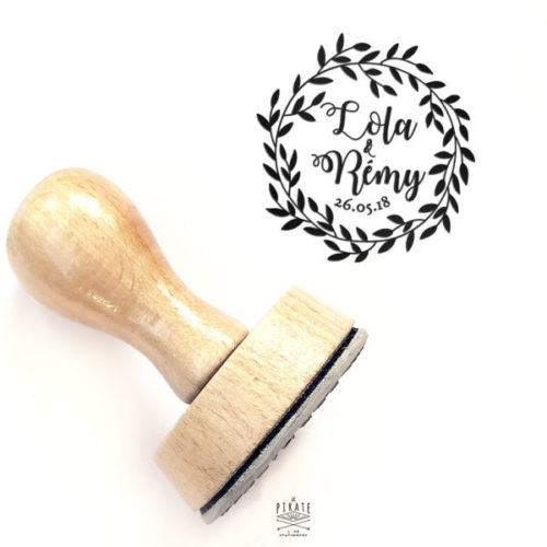 Tampon mariage couronne végétale, en bois. Il sera personnalisé de vos prénoms au centre de sa couronne de feuilles sauvages - La pirate
