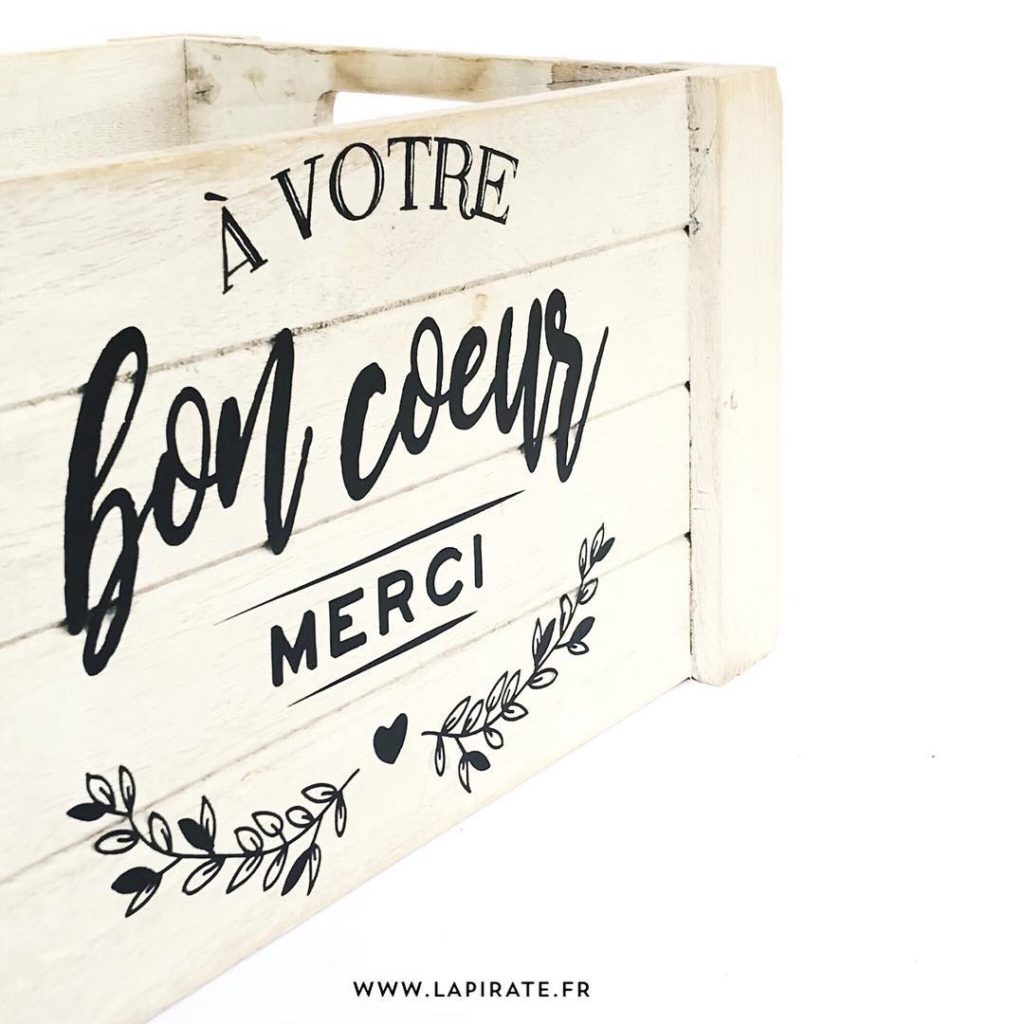 Stickers urne mariage bohème, à coller sur une caisse en bois lisse, une verrière ou mason jar. A votre bon coeur, inscrit dans l'esprit boho folk - La Pirate