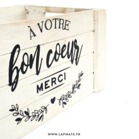 Stickers urne mariage bohème, à coller sur une caisse en bois lisse, une verrière ou mason jar. A votre bon coeur, inscrit dans l'esprit boho folk - La Pirate