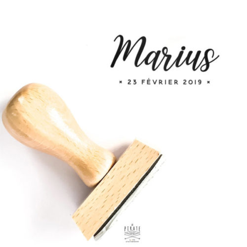 Tampon naissance personnalisé Marius, délicat et poétique. Tampon naissance prénom en bois à associer au faire-part naissance dorure cuivrée - La Pirate
