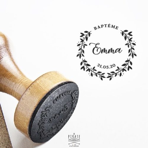 Tampon Baptême Couronne Champêtre personnalisé avec le prénoms et date de baptême de votre enfant- La Pirate