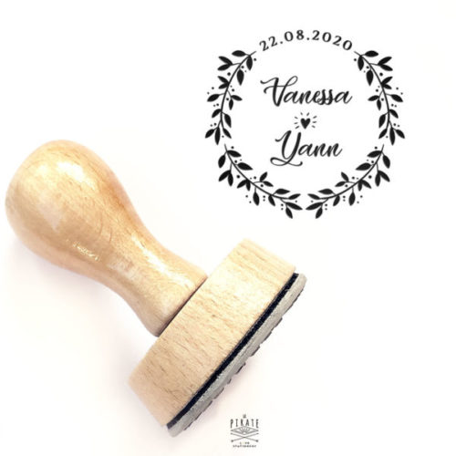 Tampon Mariage personnalisé en bois, motif Couronne Champêtre et Petit coeur, vos prénoms et date de mariage inscrits au centre - La Pirate