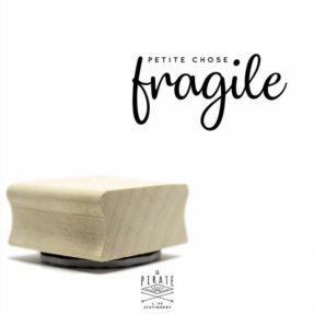 Tampon bois Petite chose fragile - Tampon packaging - La Pirate