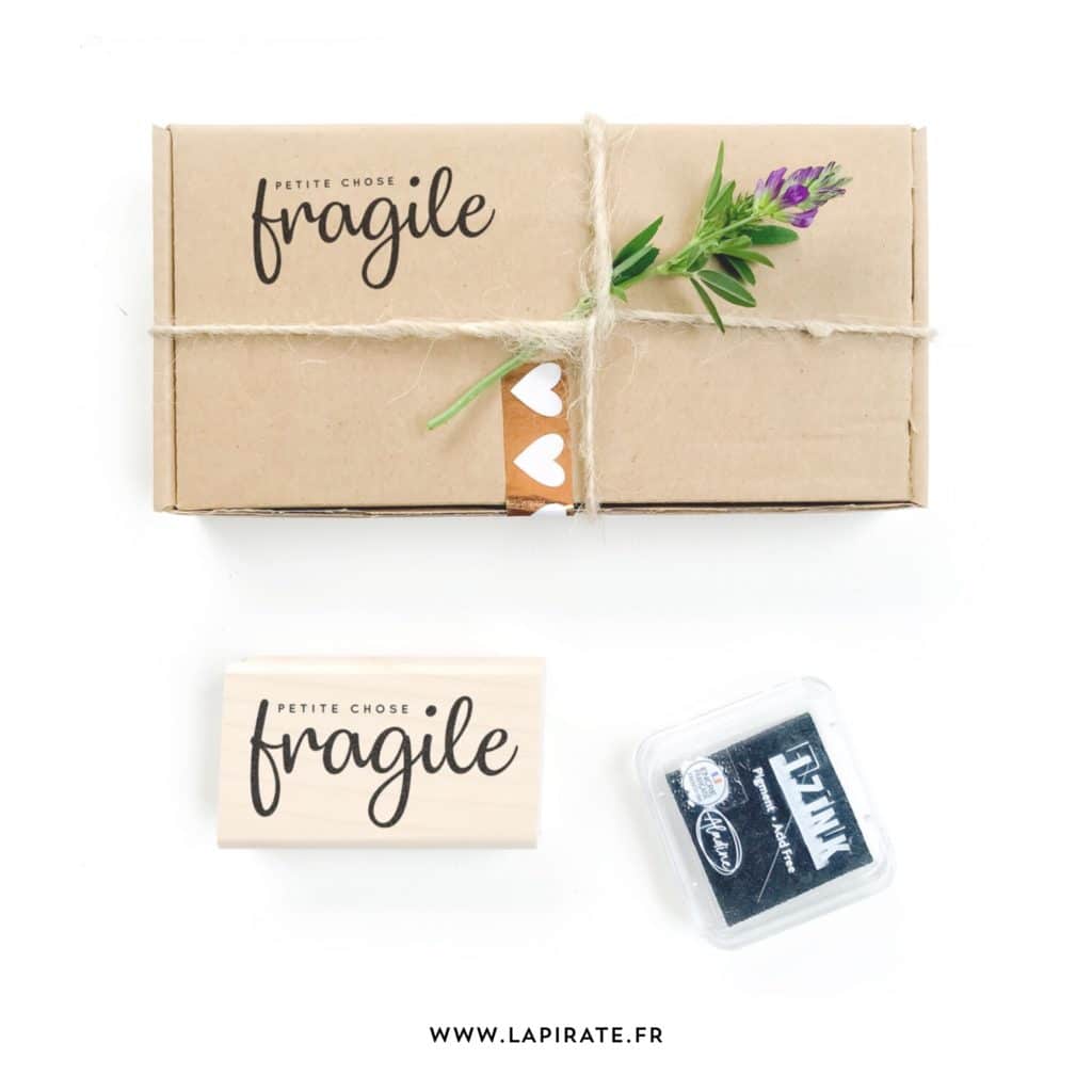 Tampon bois Petite chose fragile - Tampon packaging - La Pirate