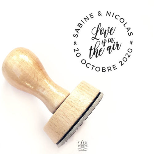 Tampon Mariage personnalisé, Love is in the air pour votre mariage sur le thème vintage, tampon en bois avec vos prénoms et la date du mariage - La Pirate