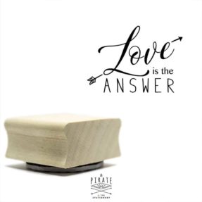 Tampon bois Love is the answer - Tampon packaging - La Pirate