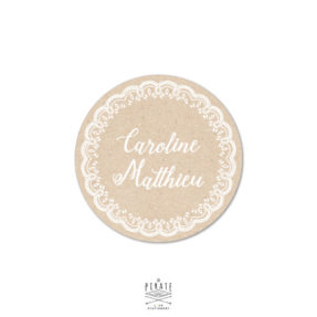 Stickers rond mariage kraft et texte blanc, orné d'une couronne de dentelle pour vos cadeaux mariage thème vintage, bohème - La Pirate