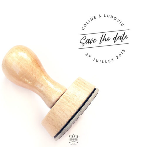 Tampon save the date personnalisé de vos prénoms et date de mariage sur le thème vintage. Tampon save the date en bois - La Pirate